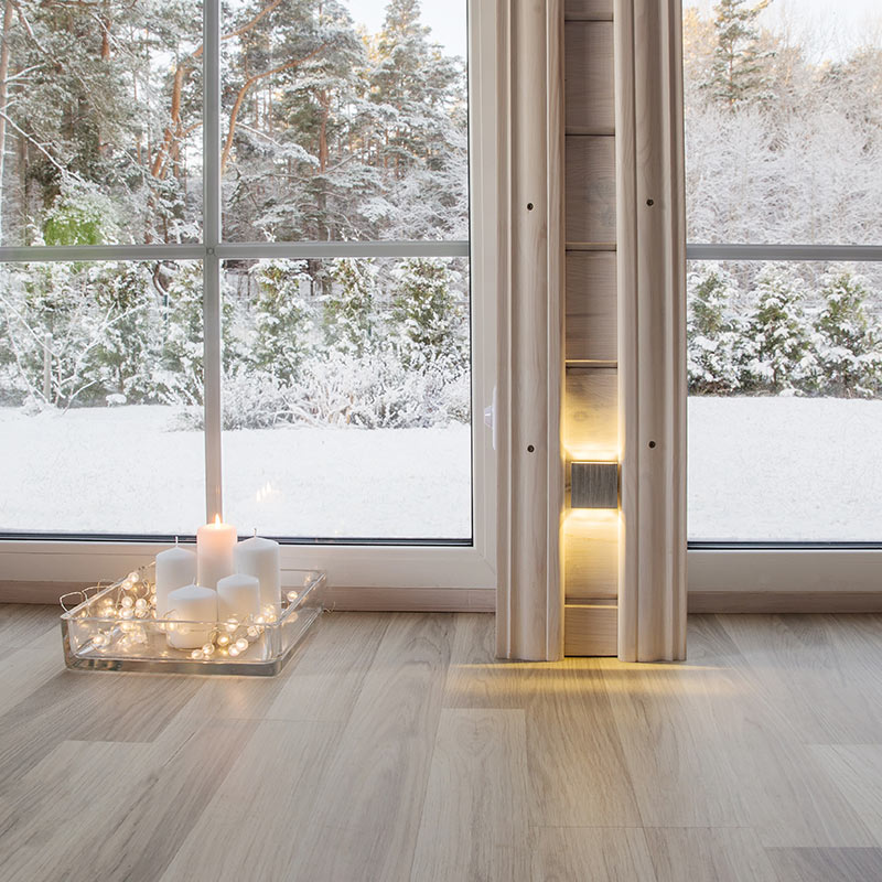 parquet-ocean-produit-img Le Parquet en Chêne Huilé Authentique Océan est une solution élégante et durable pour vos sols intérieurs. Conçu pour offrir une belle apparence et une performance de haute qualité, ce parquet convient parfaitement aux maisons et aux bureaux. Grâce à sa finition huilée et au charme du chêne, il apporte une touche de sophistication et de chaleur à votre intérieur. Esthétique et Finition Ce parquet en chêne se distingue par sa finition huilée Océan, qui met en valeur la beauté naturelle du bois. La teinte Océan ajoute une nuance bleu-gris élégante, créant une atmosphère moderne et sereine. Le grain distinctif et les variations naturelles du bois de chêne sont magnifiés par l'huile, offrant un aspect authentique. Chaque lame présente des caractéristiques uniques, ajoutant du caractère et du charme à votre sol. Durabilité et Résistance Le Parquet en Chêne Huilé Authentique Océan est conçu pour durer. La finition huilée pénètre profondément dans le bois, le protégeant contre l'humidité et les taches, tout en facilitant l'entretien. Le chêne, étant un bois dense et résistant, peut supporter des zones à fort passage. Sa surface résiste aux rayures et à l'usure quotidienne, garantissant une longue durée de vie. Ce parquet est donc parfait pour les maisons actives et les bureaux. Facilité d'Installation Vous trouverez l'installation de ce parquet simple et rapide grâce à son système d'emboîtement précis. Les lames s'ajustent parfaitement, garantissant une pose sans effort. Que vous soyez un professionnel ou un amateur de bricolage, ce parquet est facile à installer. De plus, vous pouvez poser les lames sur différents types de sous-planchers, offrant ainsi une grande flexibilité d'utilisation. La stabilité du chêne huilé rend l'installation encore plus facile. Respect de l'Environnement Le Parquet en Chêne Huilé Authentique Océan utilise du bois issu de forêts gérées durablement. En respectant des normes environnementales strictes, ce produit assure une faible empreinte écologique. En choisissant ce parquet, vous contribuez à la préservation des ressources naturelles tout en profitant d’un matériau de haute qualité pour votre intérieur. Le bois utilisé provient de sources responsables, garantissant une exploitation forestière durable.